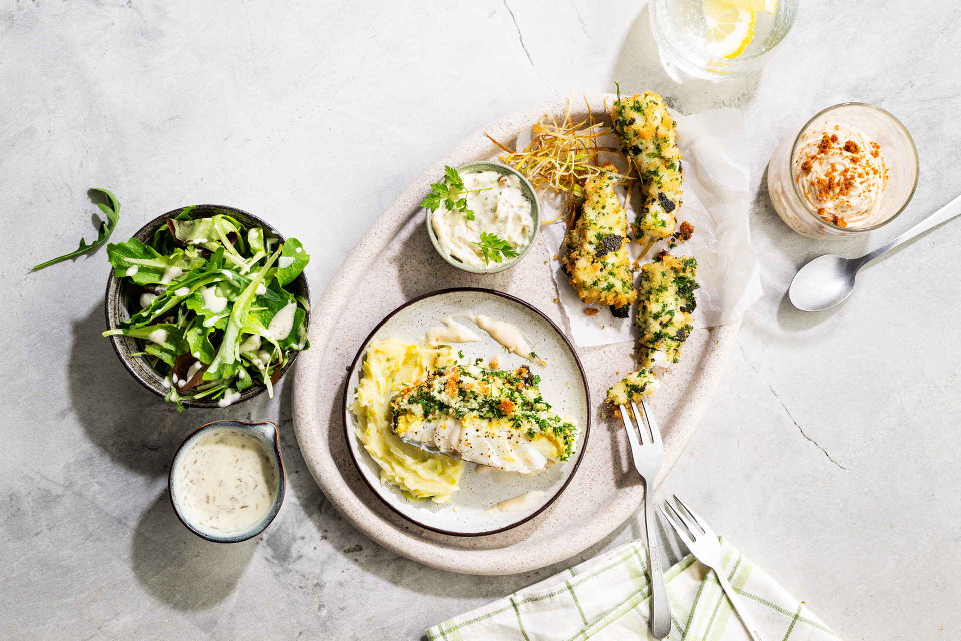 Tafel vol verse gerechten — overhead shot